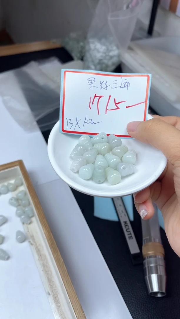 手饰翡翠未镶嵌9284果绿三通10*13mm1个15元