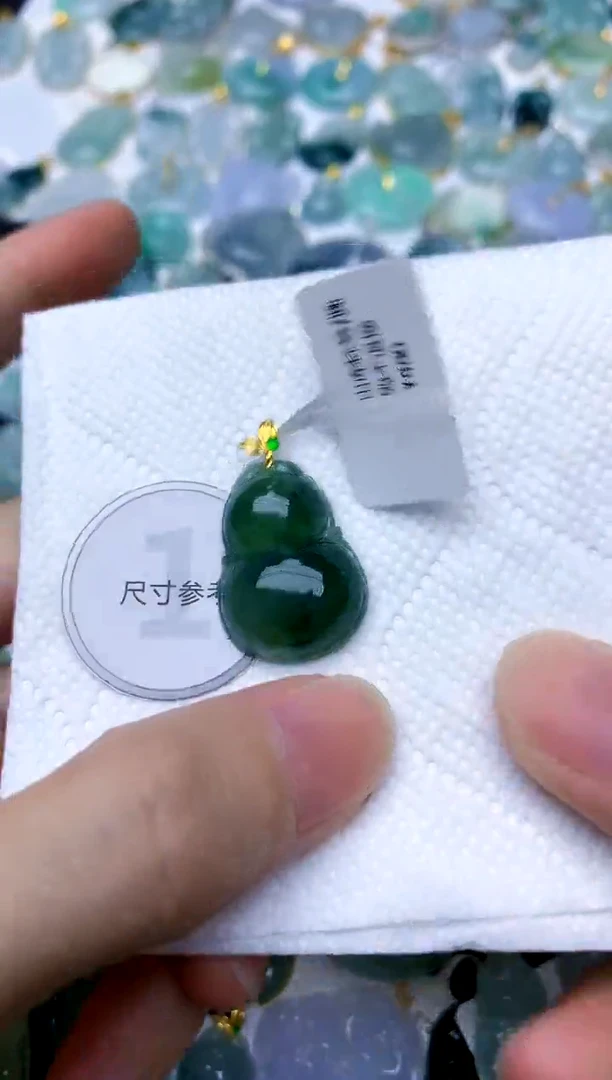 颈饰18K金镶嵌翡翠天然A货翡翠