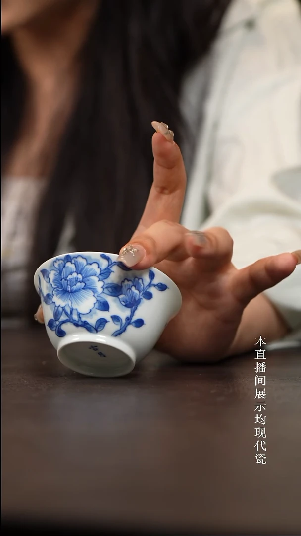 青花牡丹花撇口杯
