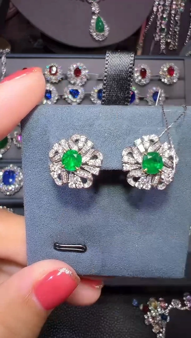 18K金镶嵌耳钉祖母绿