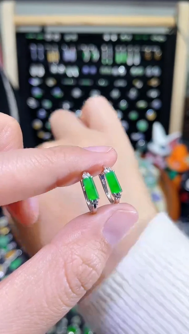 颈饰18K金镶嵌翡翠高冰满绿无事柱耳包