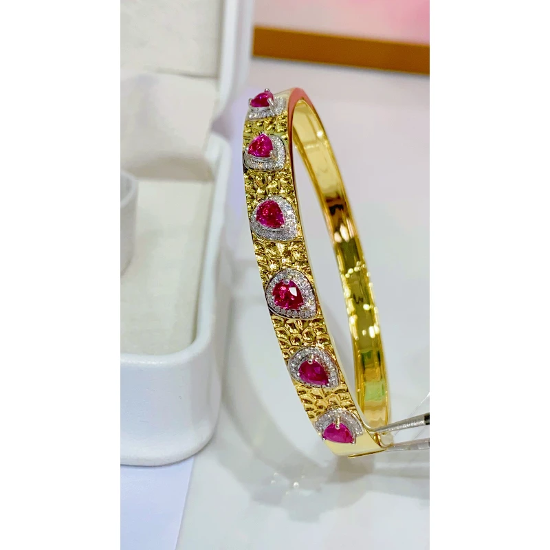 18K金镶嵌天然无烧红宝石手镯 多样性发其一