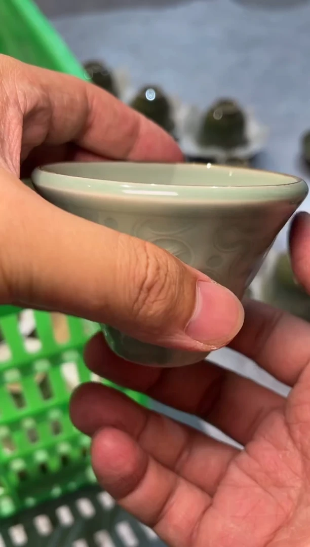 瓷微瑕金边青铜鄂杯1只