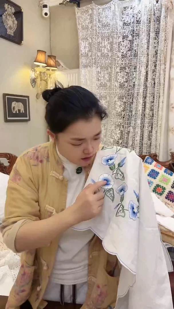 亚麻Z774白色麻质90cm方手工重工彩绣大喇叭花方桌布