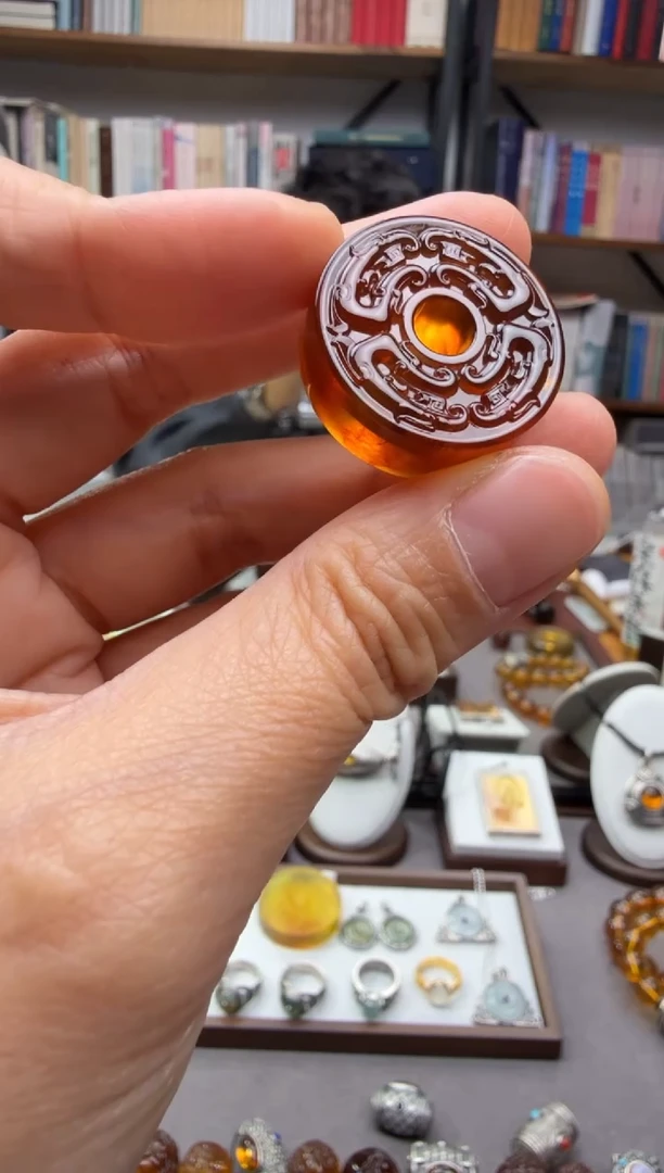 琥珀颈饰未镶嵌蟠虺纹