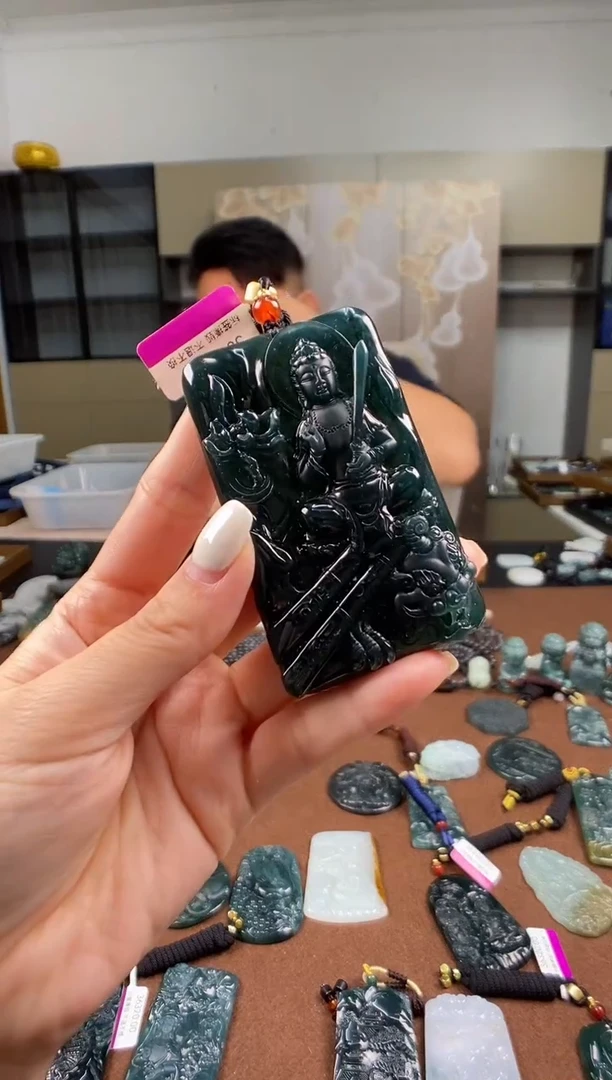 颈饰未镶嵌翡翠 多样性发其一