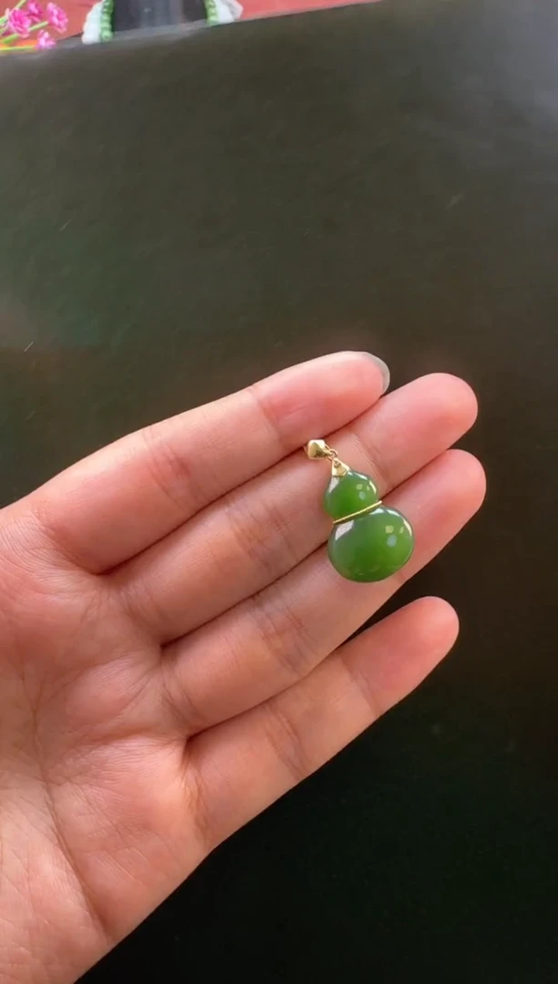 颈饰18K金镶嵌和田玉吊坠