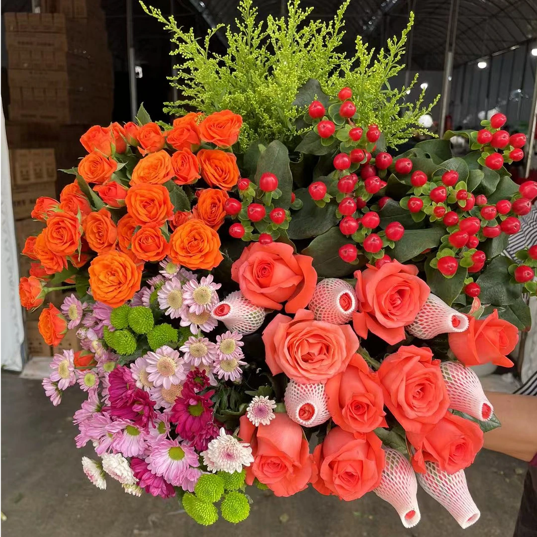 粉玫瑰6枝+橙芭比3只+混色小雏菊3-5只+红豆+草5只 云南昆明鲜花