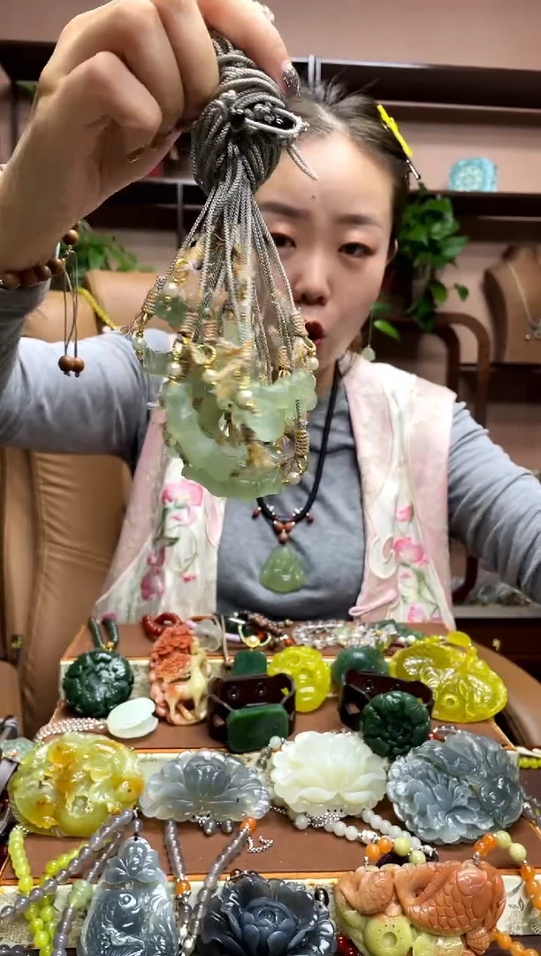 未镶嵌岫玉颈饰多样性发货发其中之一
