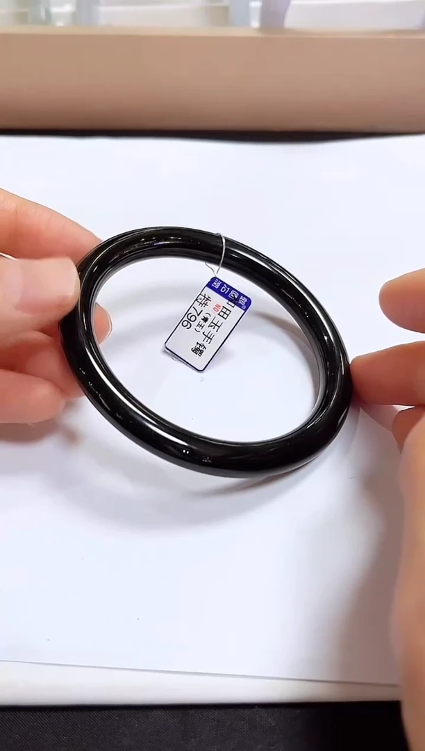 颈饰未镶嵌和田玉62手镯