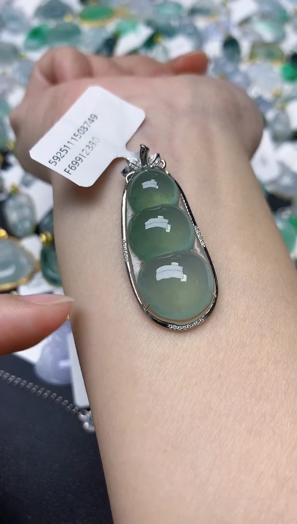 颈饰18K金镶嵌翡翠天然缅甸A货翡翠