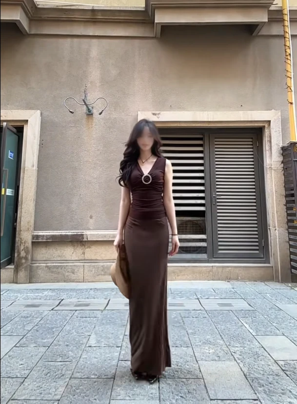 夏季新款修身咖色V领收腰包臀连衣裙女小众时尚气质高级氛围感潮