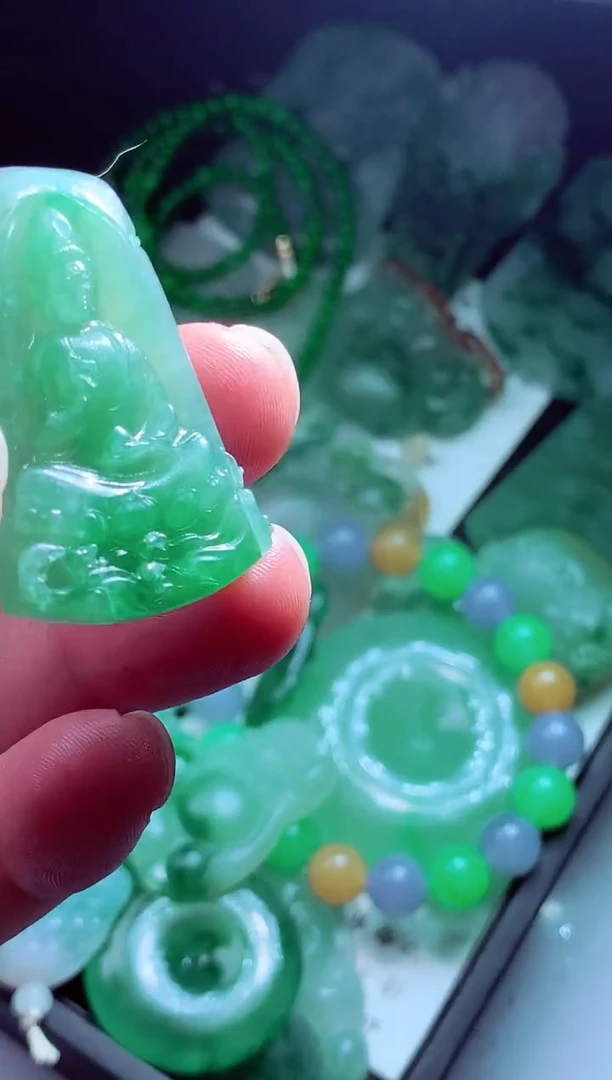 未镶嵌定制翡翠阔****?翡翠毛货定制