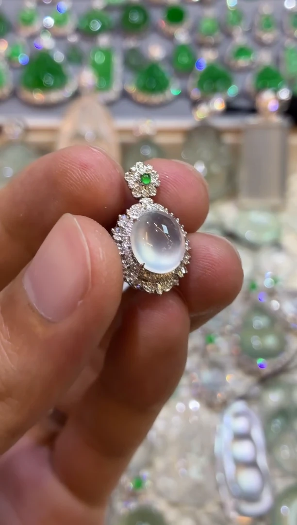 吊坠(不含链)18K金镶嵌翡翠蛋面