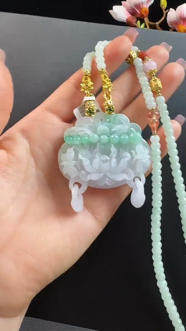 颈饰未镶嵌翡翠蝶恋花