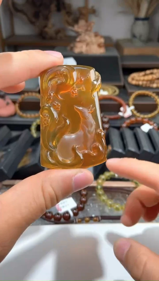 未镶嵌颈饰琥珀九尾狐