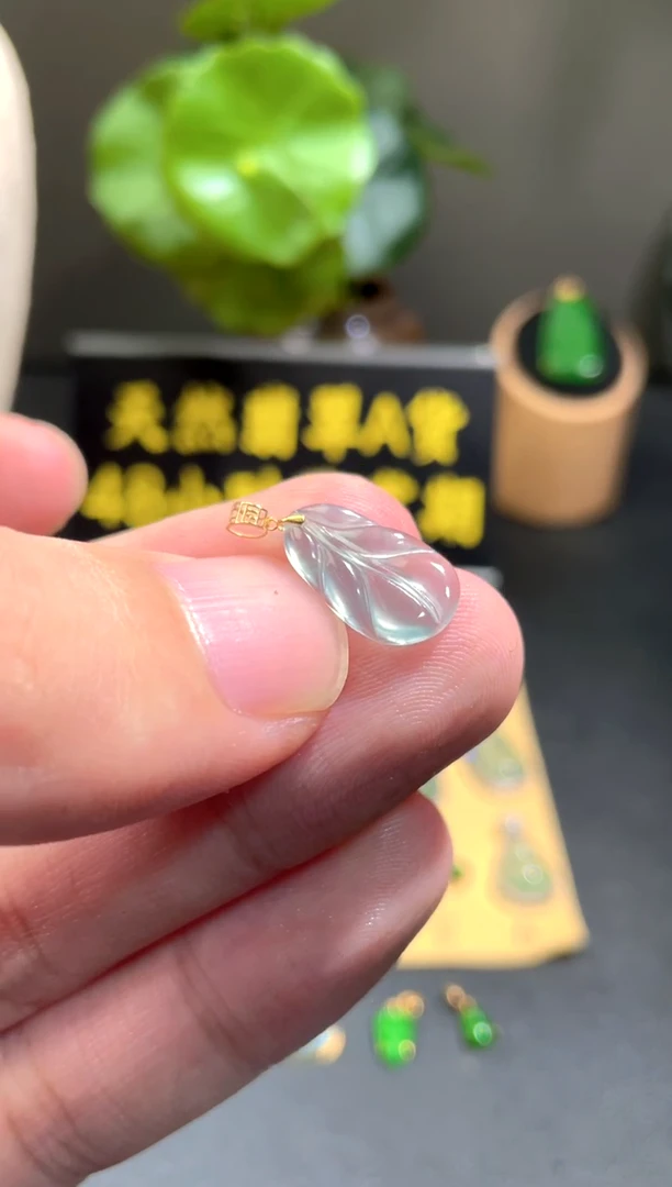 颈饰18K金镶嵌翡翠翡翠A货