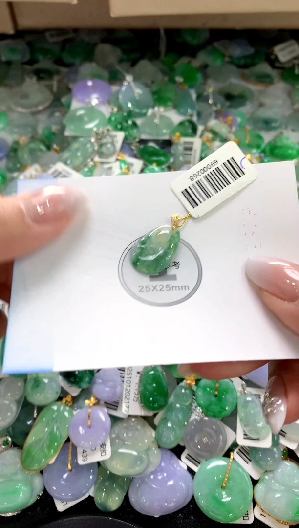 颈饰18K金镶嵌翡翠1111111111111111