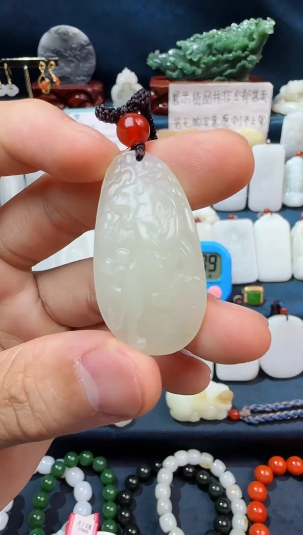 颈饰未镶嵌和田玉凛**至虎