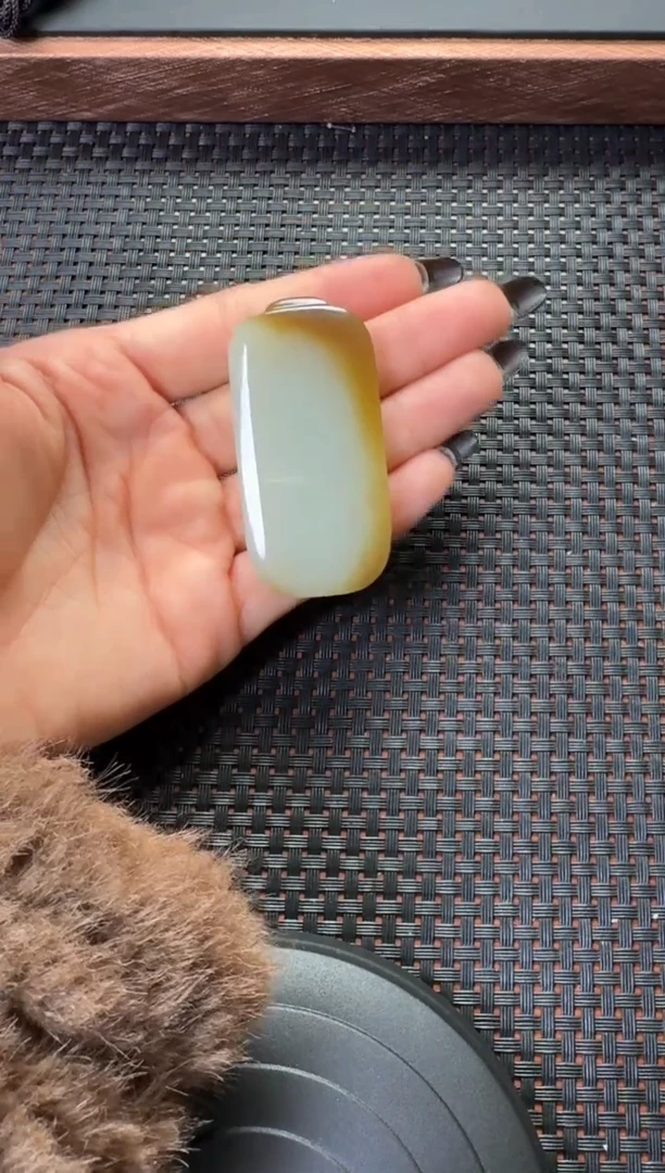 吊坠(赠链)未镶嵌和田玉且末糖清白吊坠