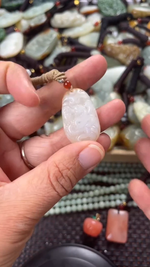 【闪购商品】和田玉颈饰未镶嵌多样性发货没有证书拍一发一有瑕