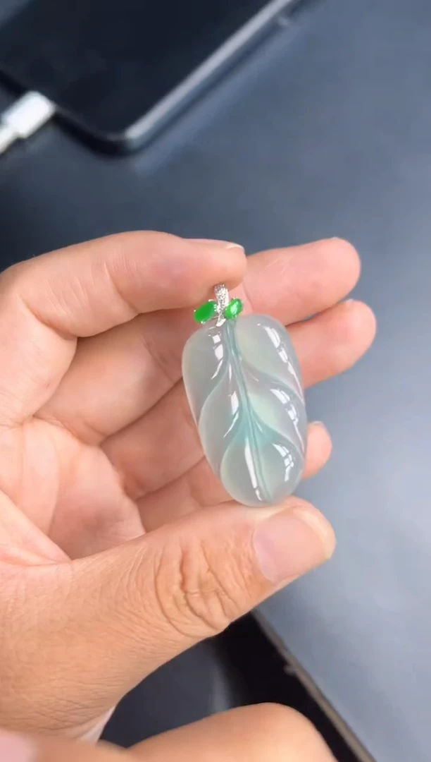 翡翠18K金镶嵌吊坠(不含链)多人