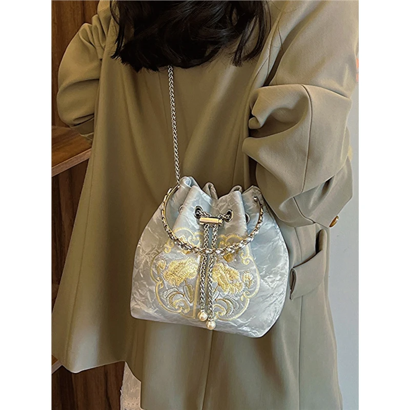 手拎新中式刺绣包包女2025夏季新款国风绣花时尚水桶包百搭斜挎包