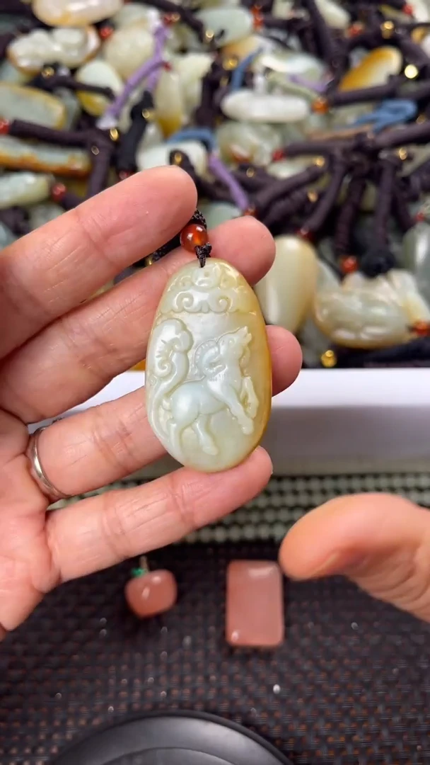 【闪购商品】和田玉颈饰未镶嵌多样性发货没有证书拍一发一有瑕