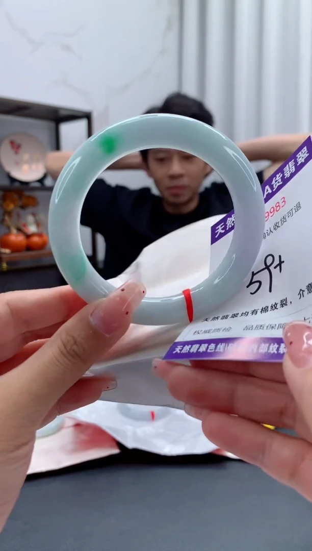 未镶嵌手镯翡翠有纹，完美者勿拍