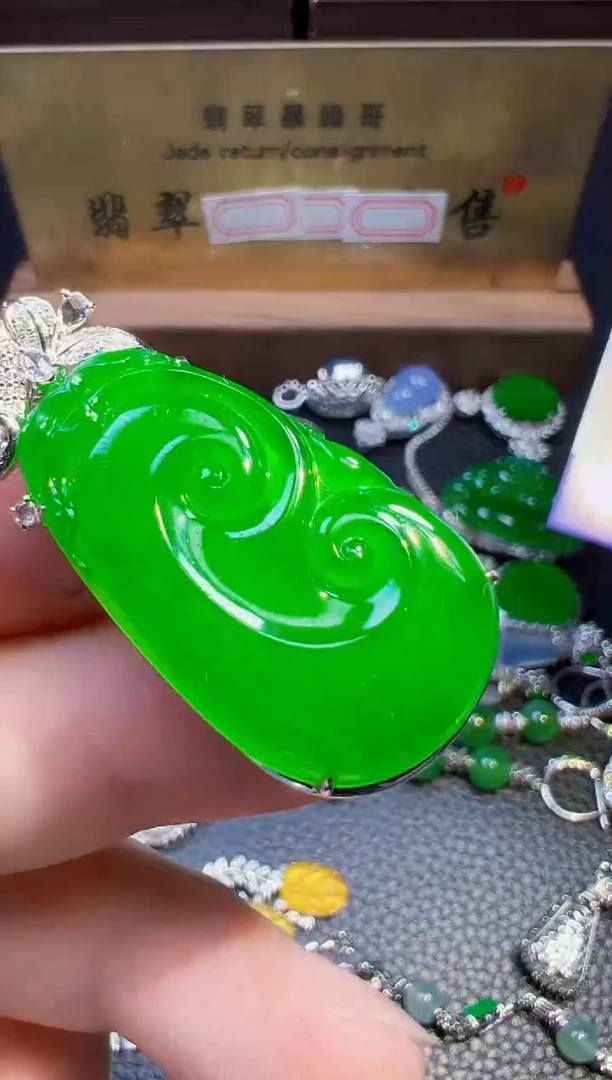 翡翠18K金镶嵌颈饰享*姥翡翠
