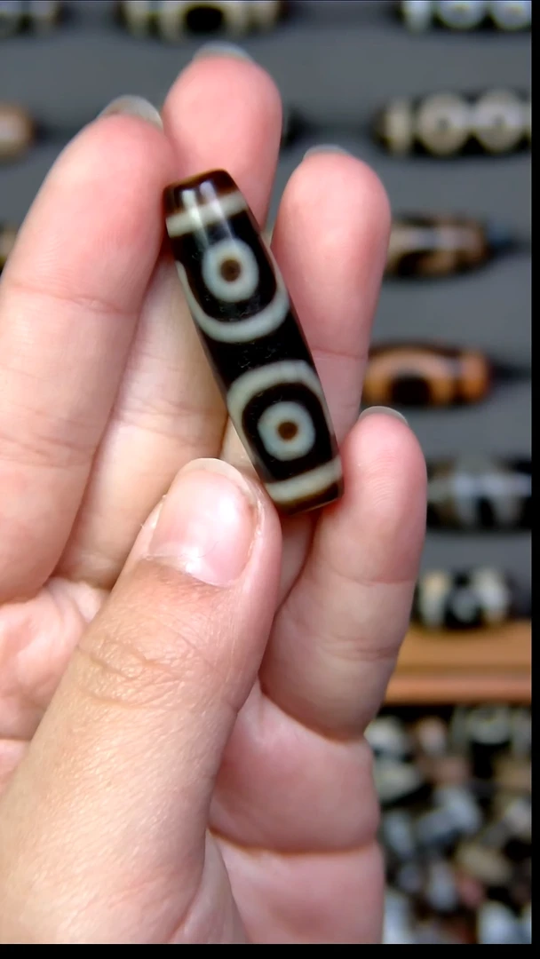 未镶嵌颈饰玛瑙/玉髓建成早期三眼