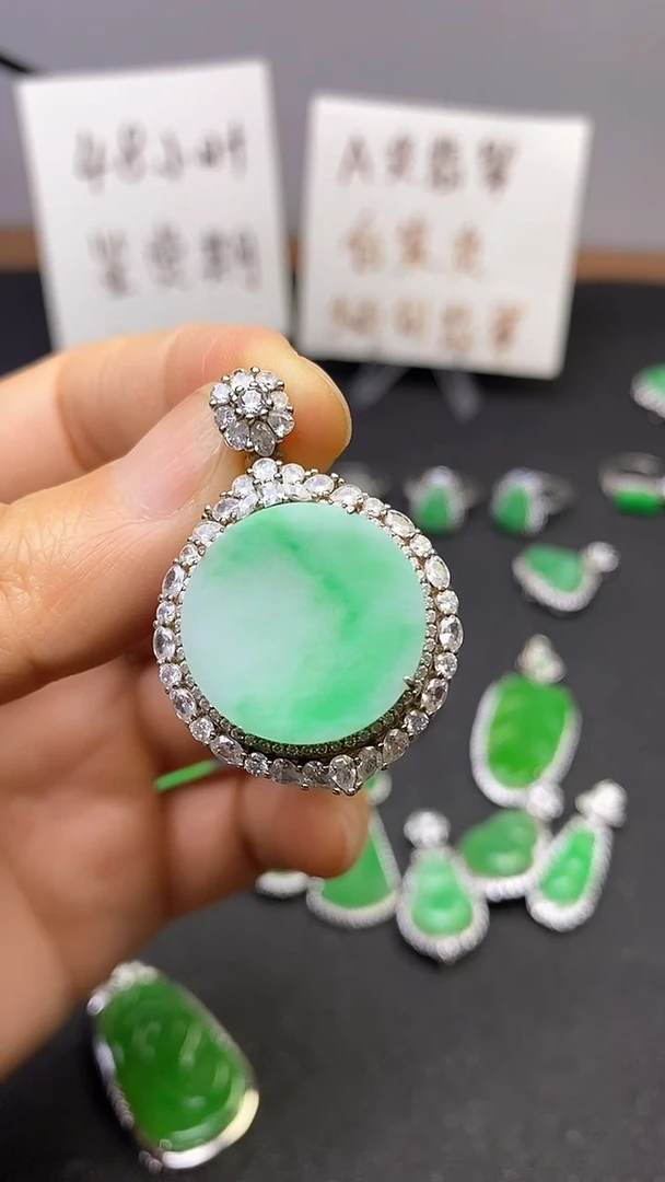 【闪购商品】翡翠吊坠(赠链)银S925镶嵌翡翠圆无事牌吊坠