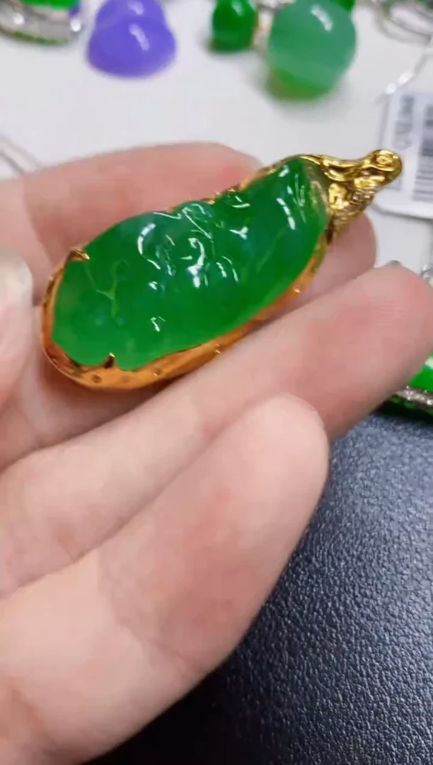 颈饰18K金镶嵌翡翠随型