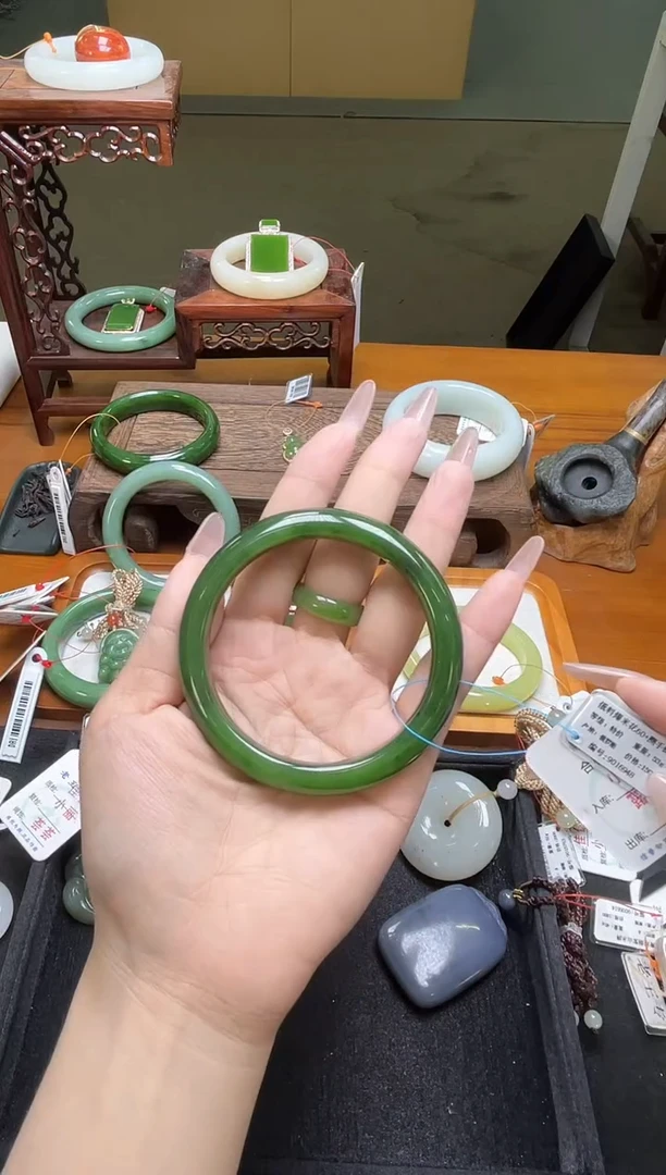 未镶嵌手镯和田玉M****2俄料爆米花 60圈