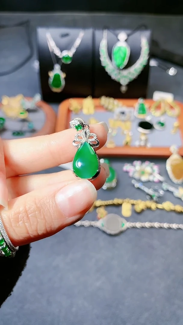 【闪购商品】翡翠吊坠(赠链)银S925镶嵌吊坠