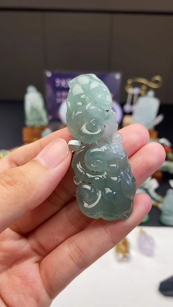 翡翠未镶嵌颈饰如意