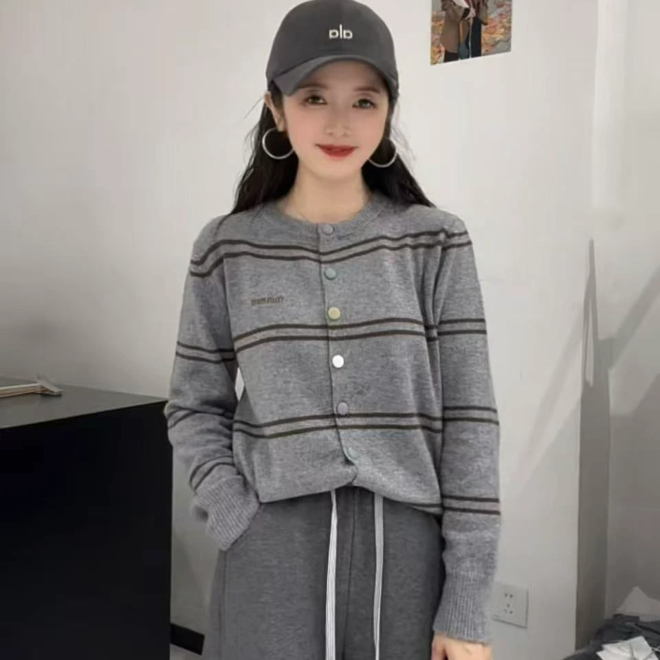 1988 STUDIO•秋 彩色扣条纹字母刺绣针织开衫