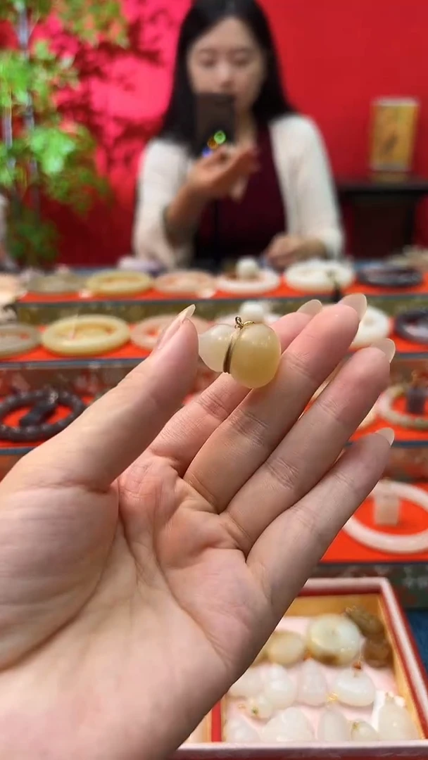 颈饰未镶嵌和田玉A****d糖白立体胖墩葫芦