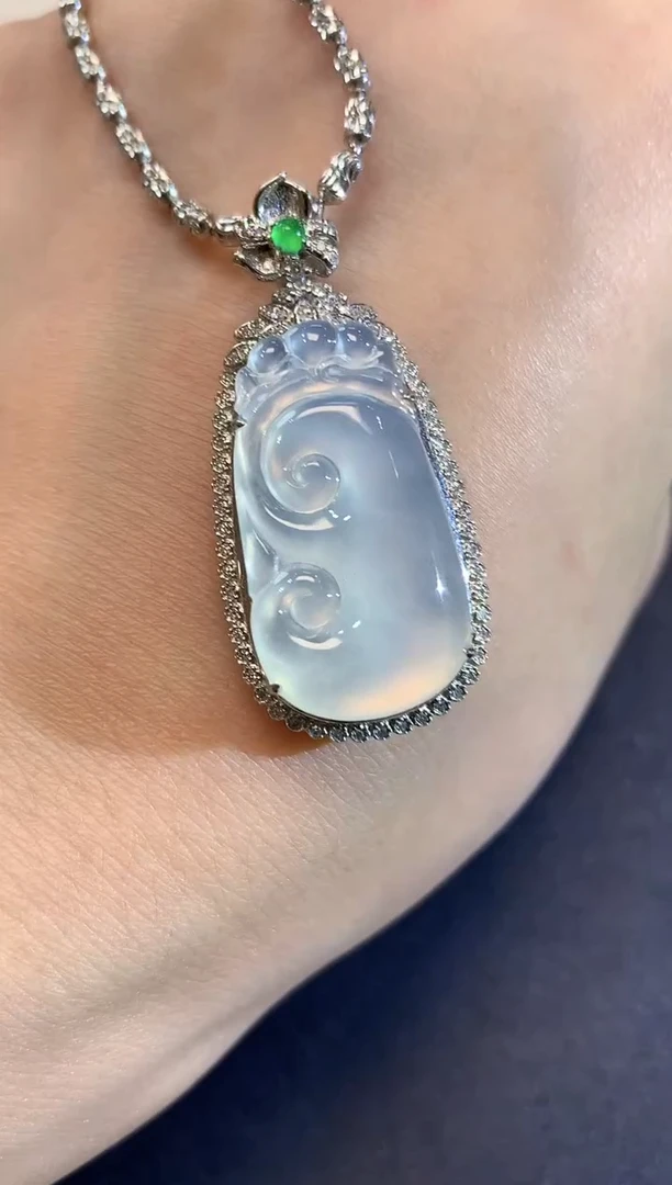 吊坠(不含链)18K金镶嵌翡翠A6 多样性发货一件