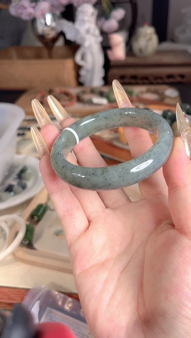 未镶嵌手镯和田玉?****?多样性发其一