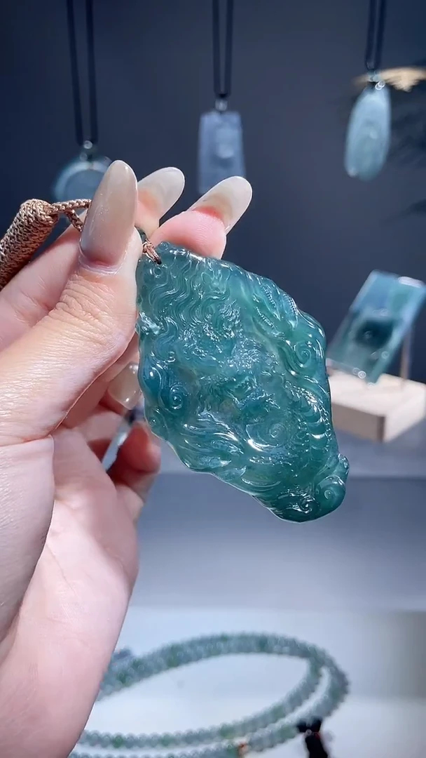 颈饰未镶嵌翡翠龙牌