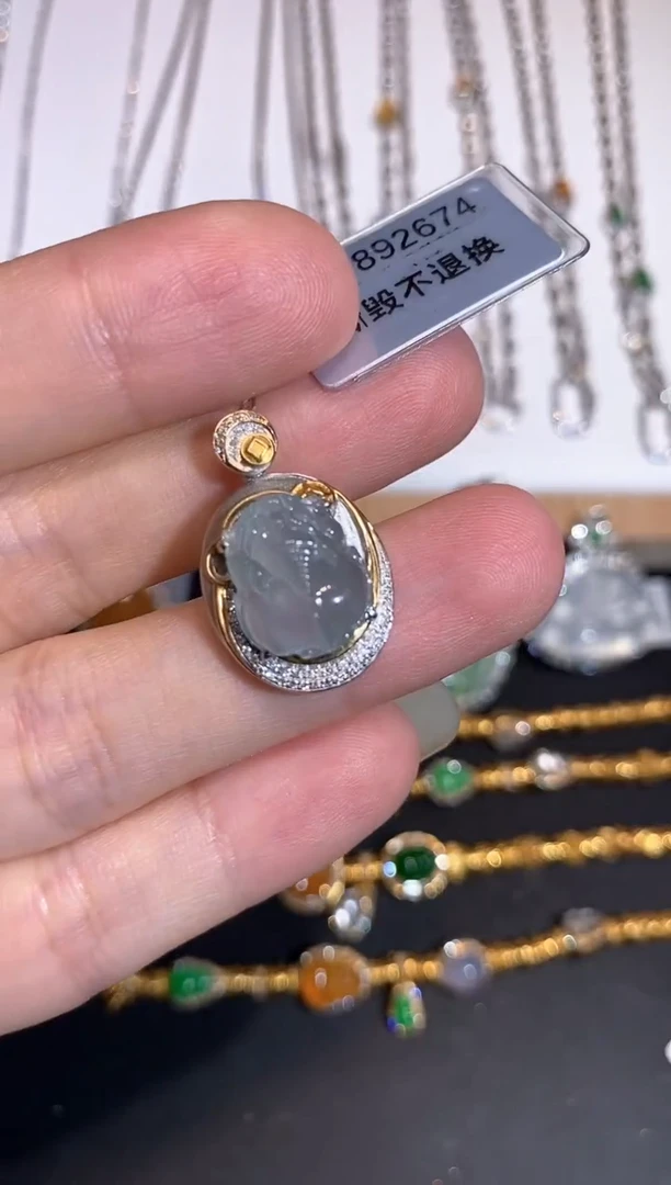 颈饰18K金镶嵌翡翠吊坠