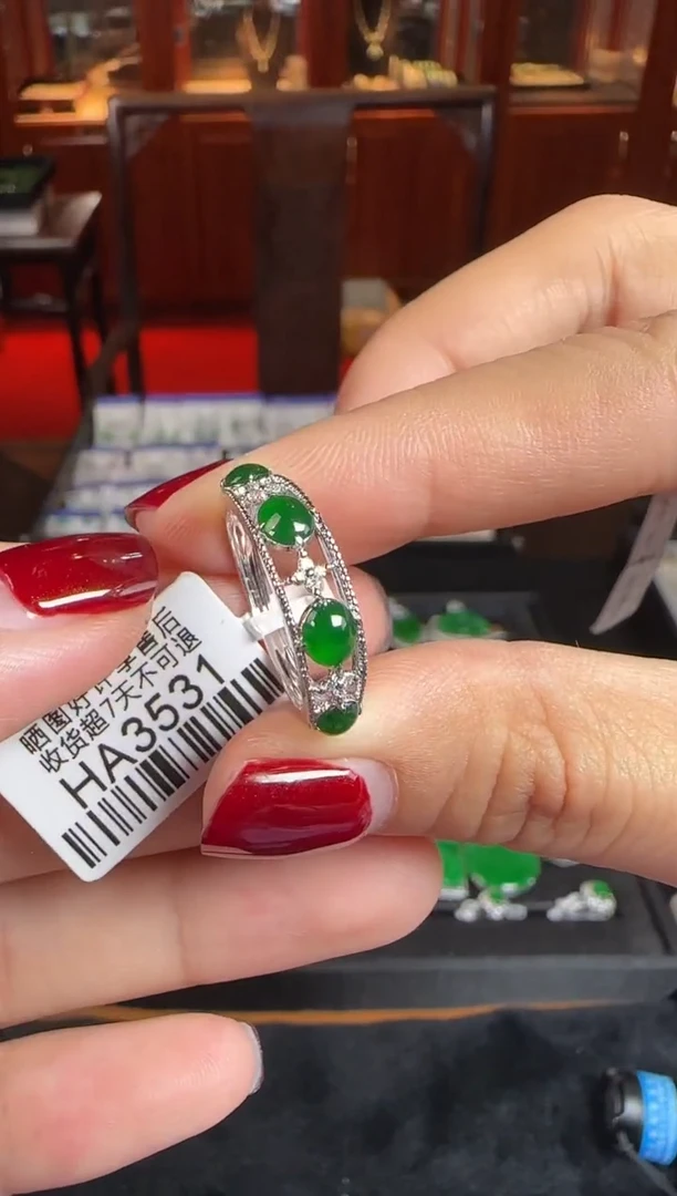 18K金镶嵌戒指翡翠HA3531绿蛋排戒指
