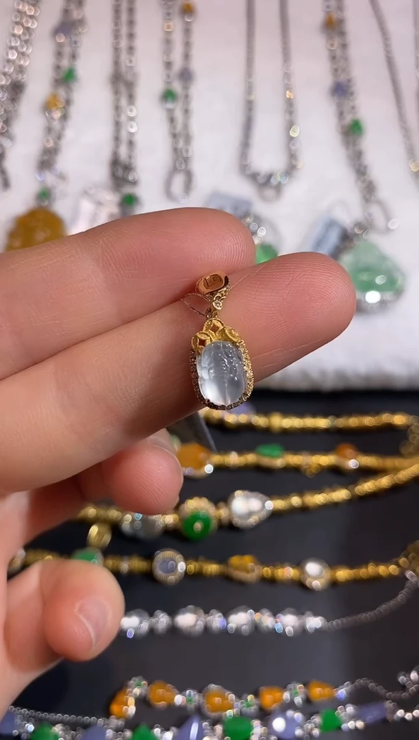 颈饰18K金镶嵌翡翠吊坠