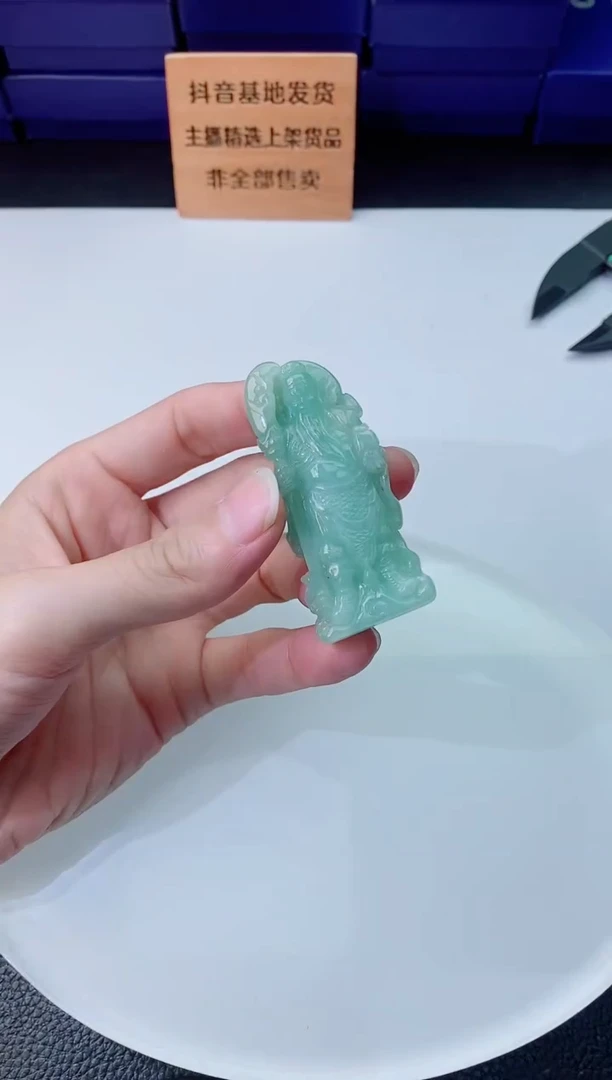 翡翠未镶嵌颈饰    `
