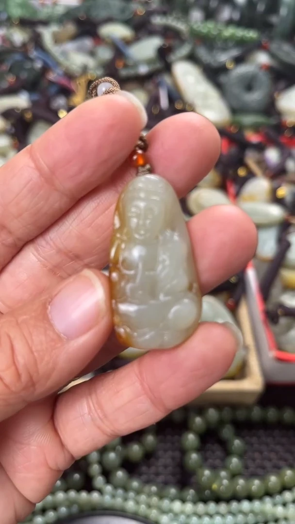 【闪购商品】和田玉颈饰未镶嵌多样性发货没有证书，拍一发一.有瑕