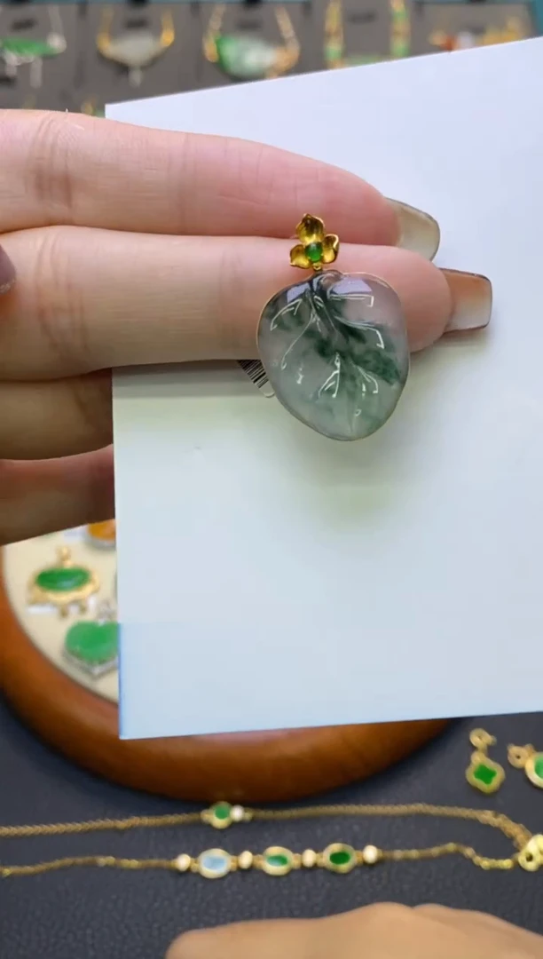 翡翠18K金镶嵌颈饰叶子吊坠13661