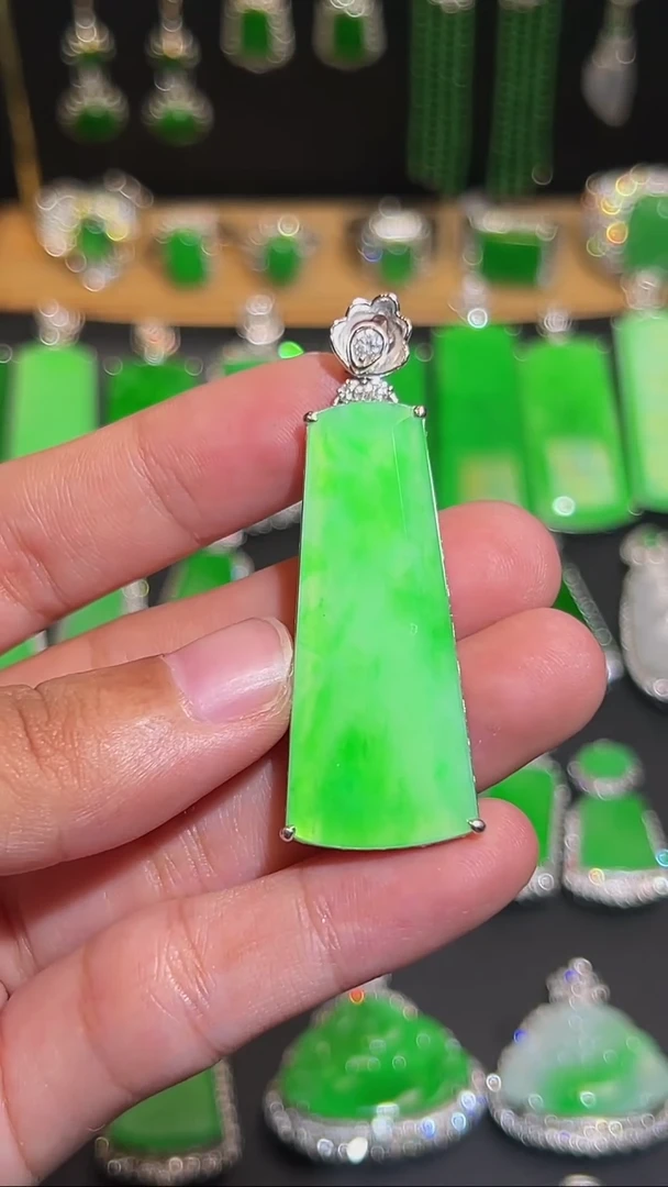 18K金镶嵌挂件翡翠吊坠