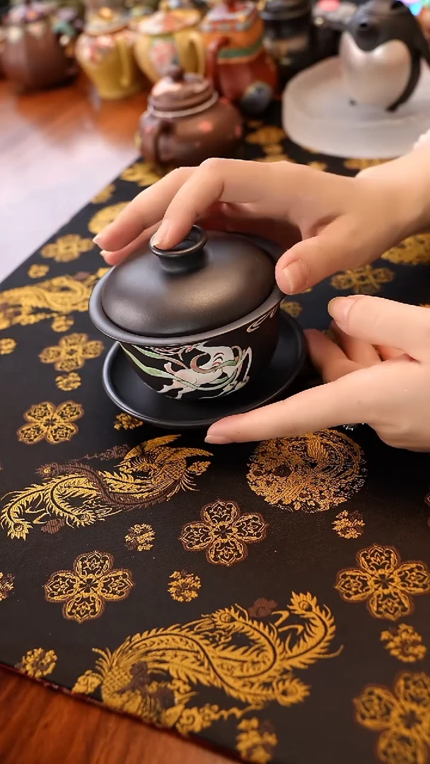 宜兴紫砂石黄九尾鹿三才盖碗