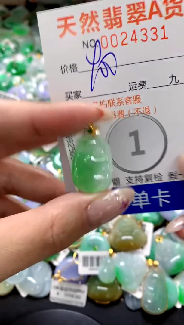 翡翠18K金镶嵌颈饰1111111111111111